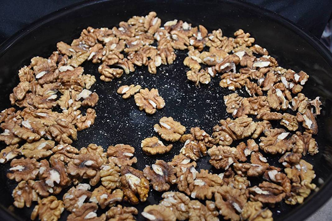 İpe dizilen her ceviz, evin mutfak masrafı oluyor 1